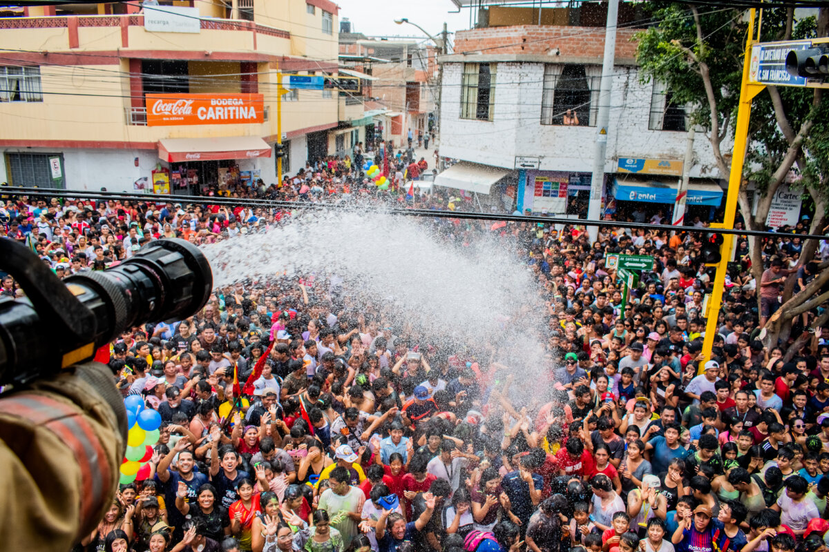 Carnavales 2024: cientos de piuranos disfrutaron de tradicional manguerazo en Catacaos