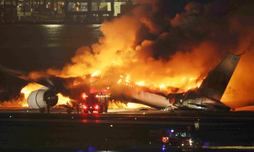 Choque de dos aviones en Japón deja cinco fallecidos y un herido estado grave
