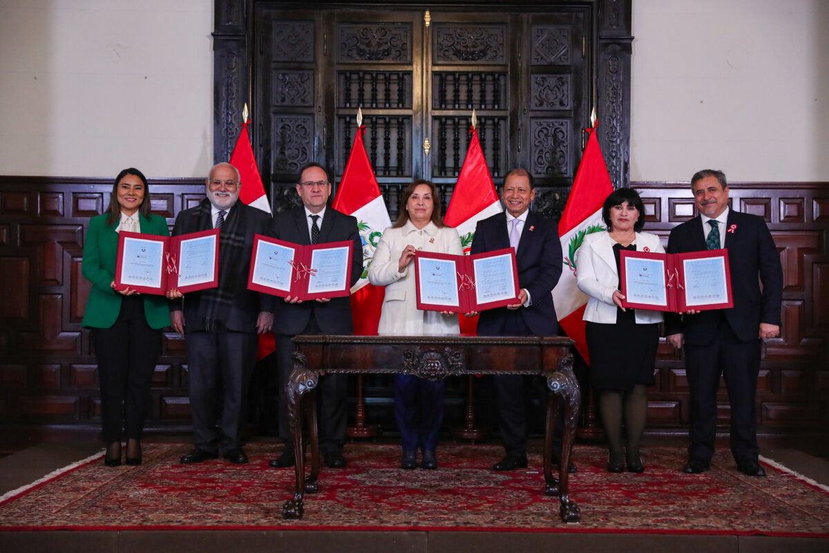 Firman convenio para la ejecución de nuevo hospital especializado de EsSalud en Piura Firman convenio para la ejecución de nuevo hospital especializado de EsSalud en Piura