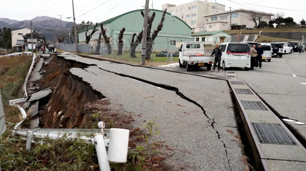 Terremoto de 7.6° en Japón: Seis personas se encuentran bajos los escombros