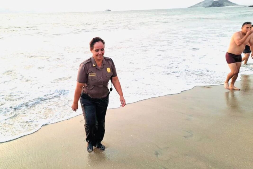 ¡Valerosa acción! Jefa policial de Chimbote rescata a tres personas en playa Besique.