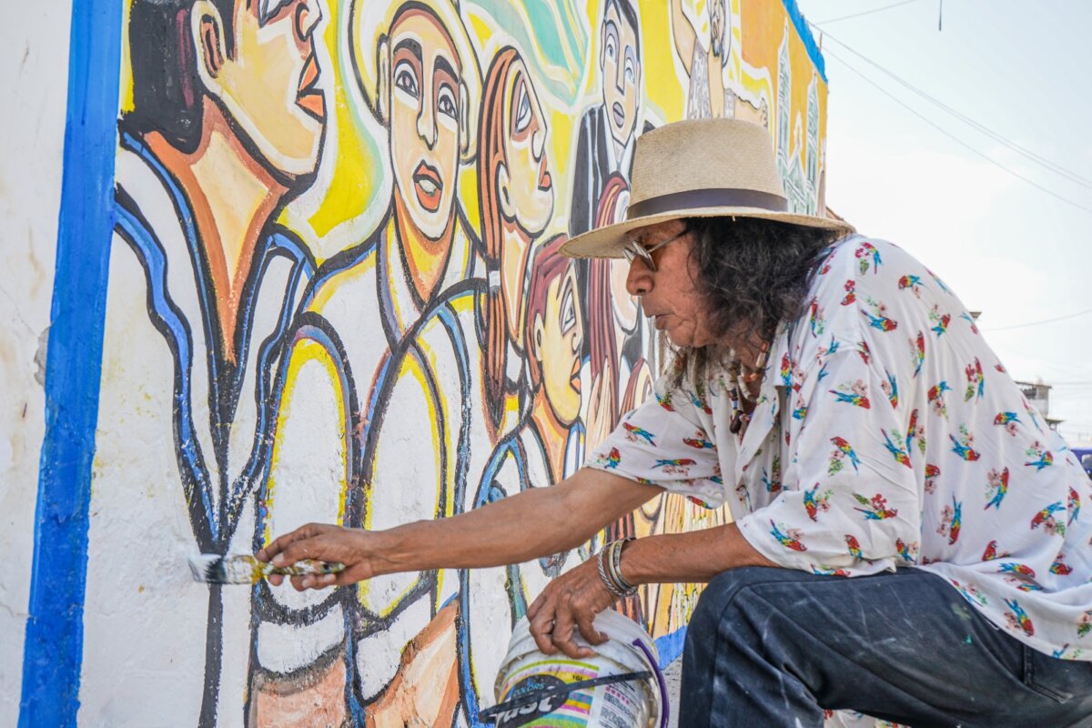 Artista cataquense culmina mural de San Dimas.