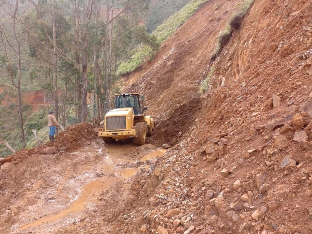 Recuperan vías tras deslizamiento por lluvias en Ayabaca y Huancabamba.