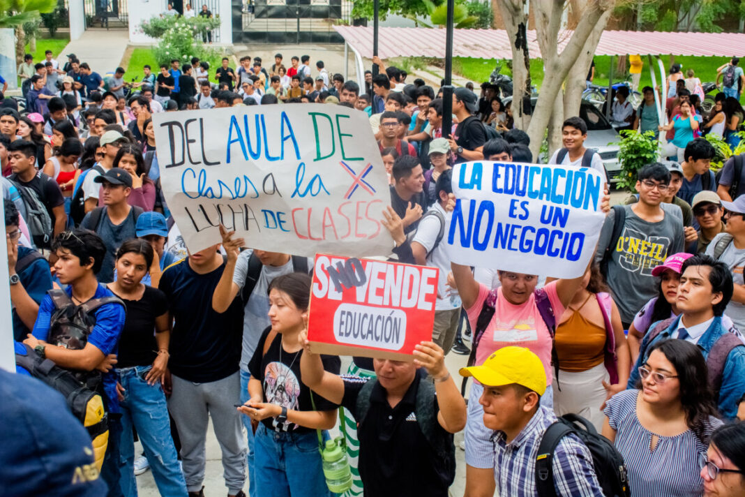 Estudiantes de la UNP protestan exigiendo la anulación del aumento de tarifas universitarias