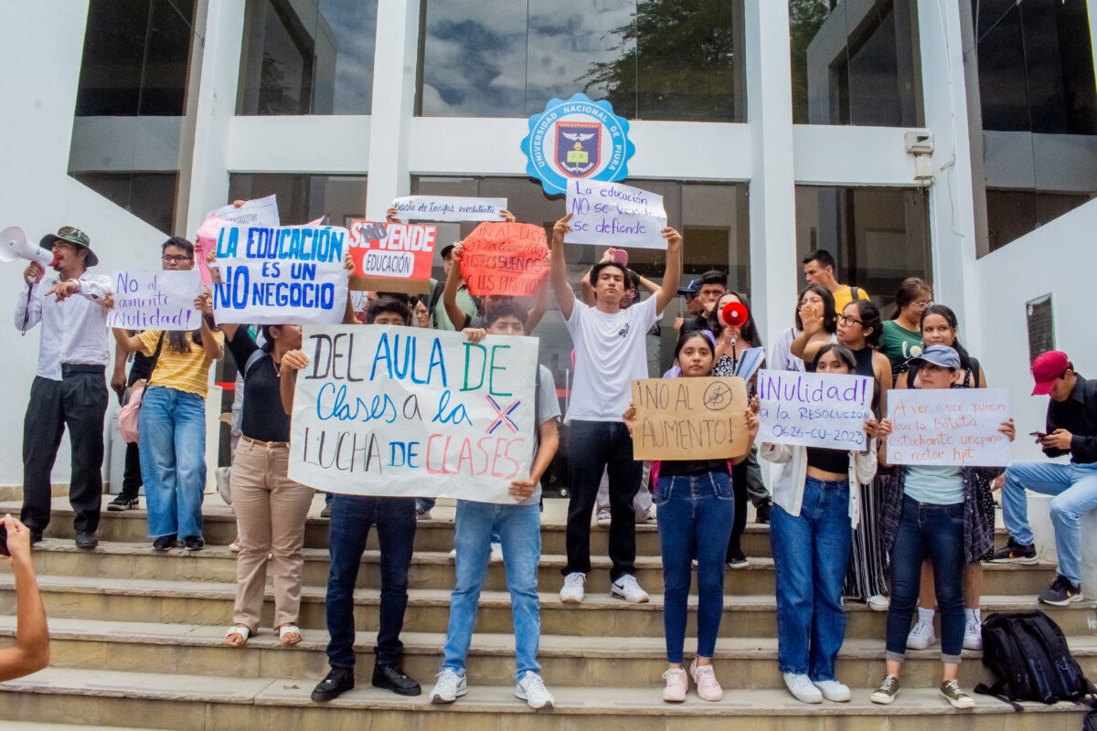 
Estudiantes de la UNP protestan exigiendo la anulación del aumento de tarifas universitarias
