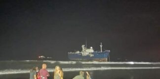 Paita: Barco queda varado en playa de Colán