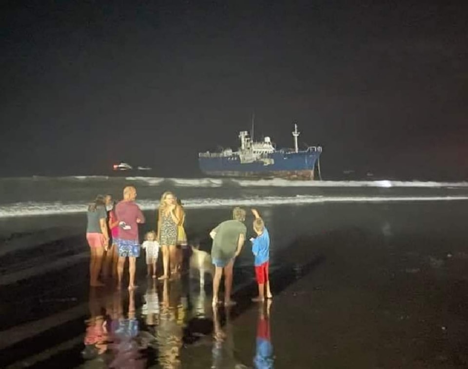 Paita: Barco queda varado en playa de Colán