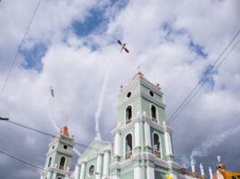 Escuadrilla Bicolor de la FAP realizó acrobacias aéreas en el tradicional Carnaval de Catacaos 2024.