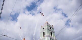 Escuadrilla Bicolor de la FAP realizó acrobacias aéreas en el tradicional Carnaval de Catacaos 2024.