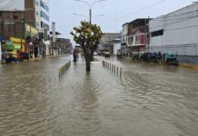 Tumbes: lluvias inundan casas y caudal del río alarma a la población.