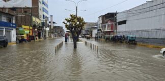 Tumbes: lluvias inundan casas y caudal del río alarma a la población.