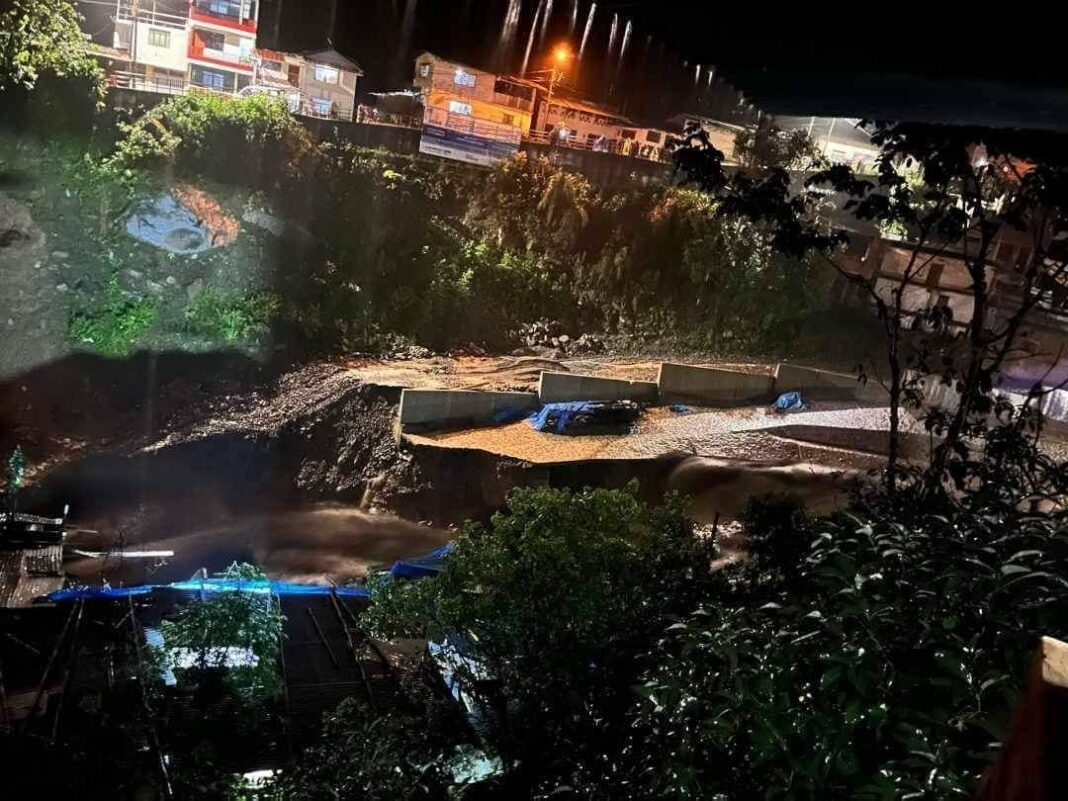 Canchaque: fuertes lluvias activan quebrada Carrizal y población fue evacuada.