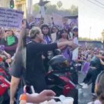 Feministas vs motociclista se enfrentan a golpes en la marcha 8M en Ciudad de México
