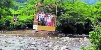 Huancabamba: Alumnos y profesores cruzan río en huaro para llegar a colegio