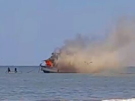 Sechura: Pescadores evitan que embarcación se incendie en el mar