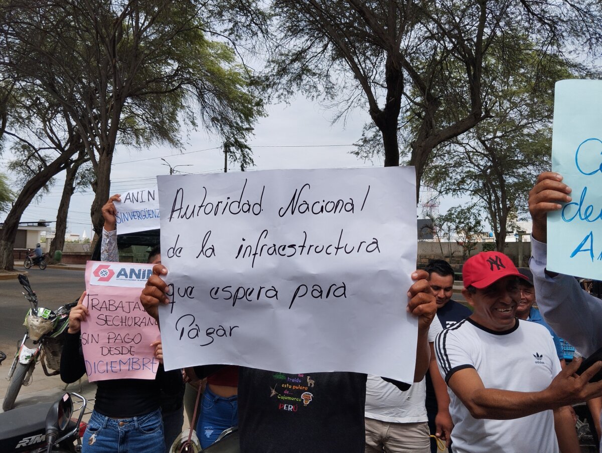 Sechura Trabajadores protestan por falta de pagos y paralización de las obras en el dique de Virrilá