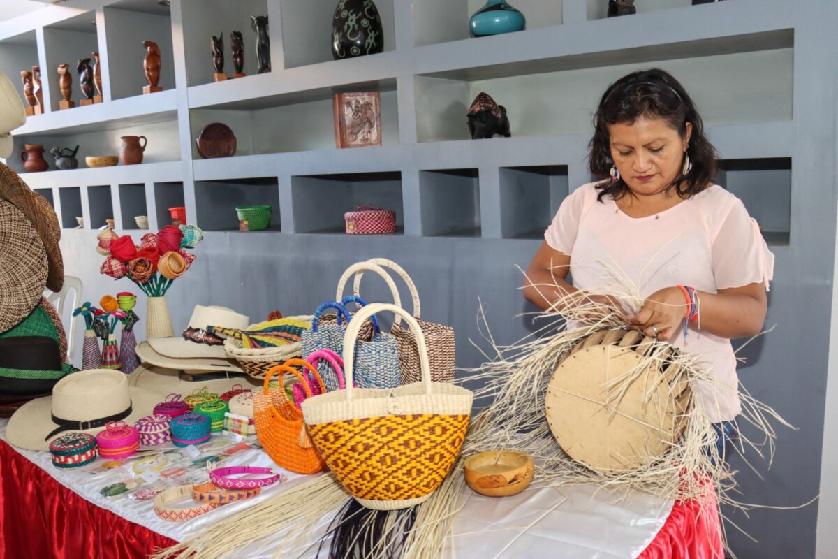 Reconocida artesana muestra creaciones con técnica de tejido en fibra vegetal. Foto: Difusión. 