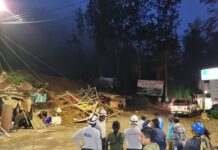 Huancabamba: deslizamiento arrasa con dos viviendas y familias salvan de morir.