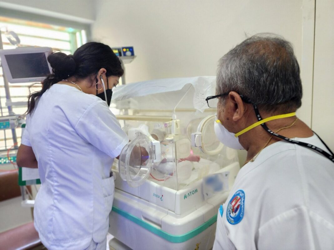 Médicos operan con éxito a bebé prematuro que padecía de hernia diafragmática.