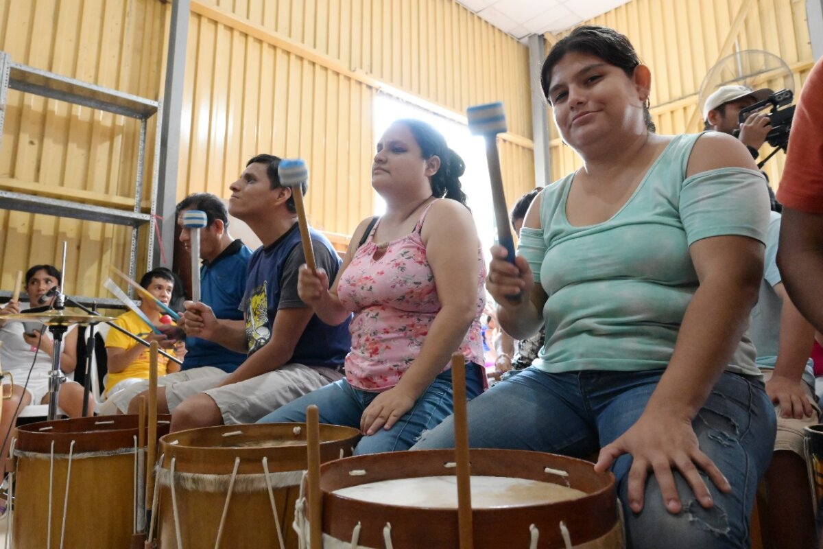 70 jóvenes con discapacidad reciben taller de musicoterapia