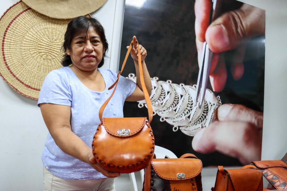 Artesana cataquense realiza exhibición de productos de cuero