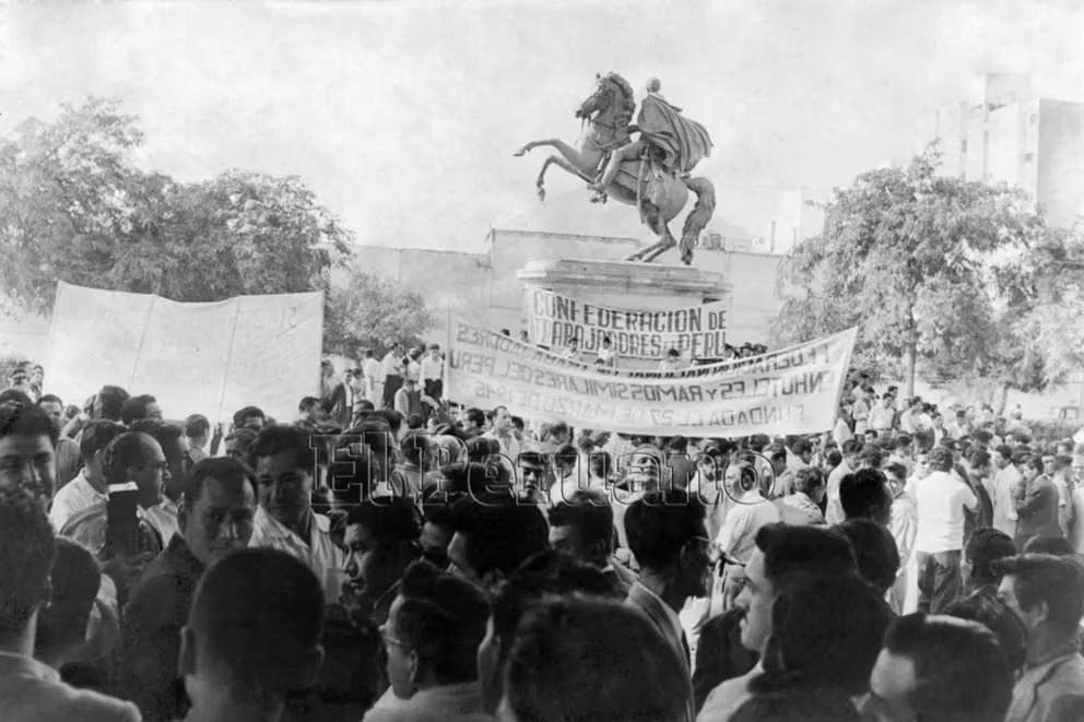 Próximo día no laborable. Concentración de trabajadores portando banderolas en la Plaza Bolívar en el Día del Trabajo en 1961. (Foto archivo El Peruano)