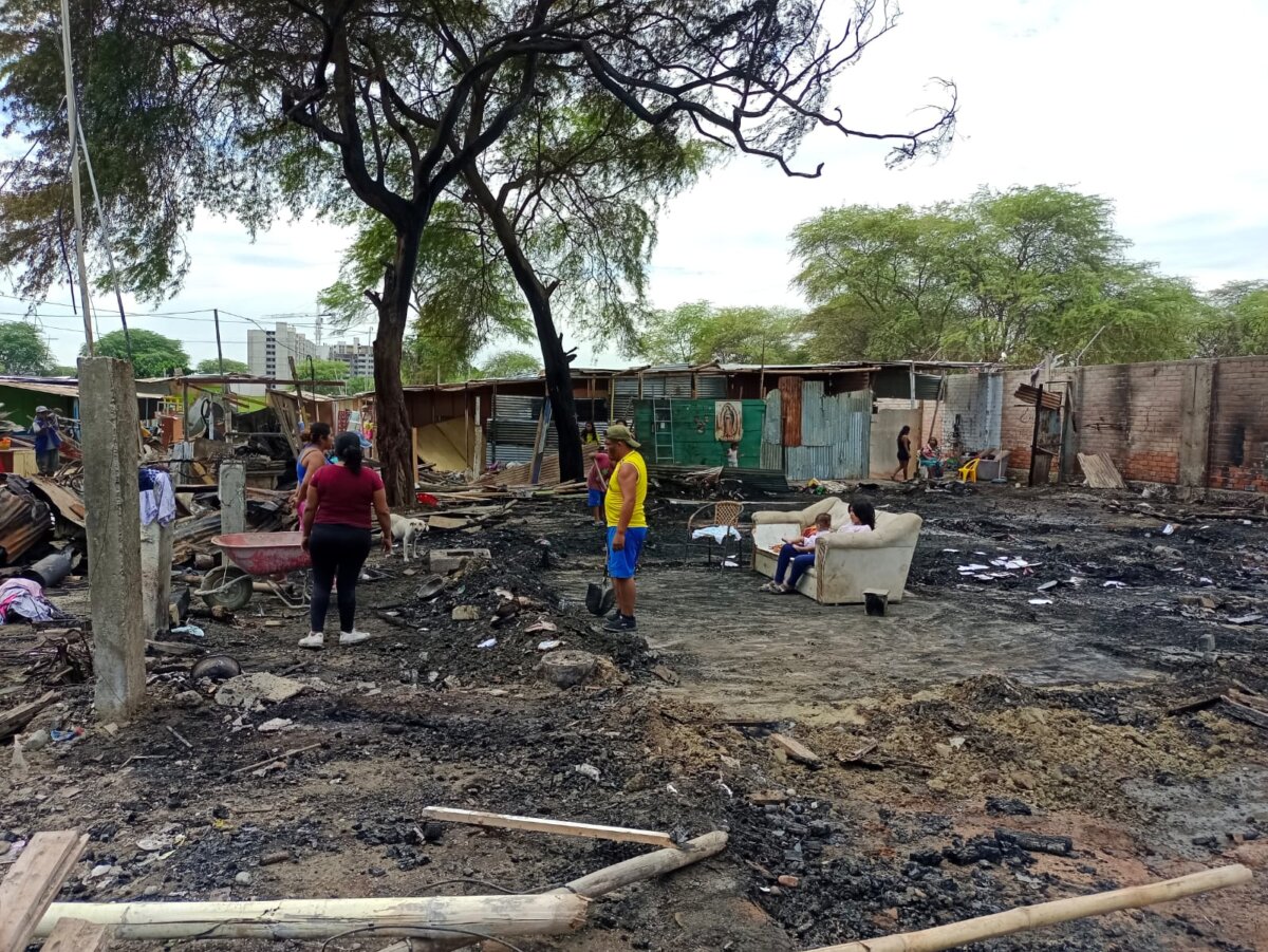 Incendio en Veintiséis de Octubre: Fuego consume 12 viviendas en el A.H. Parque Centenario