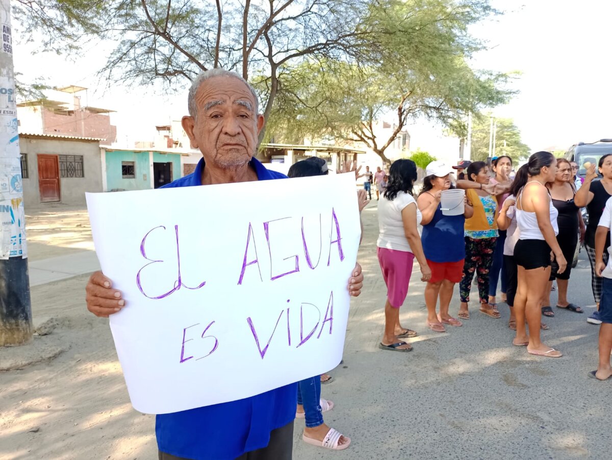 Vecinos del A.H. Chiclayito sufren constantes cortes de agua y recibos llegan con montos elevados. Foto: Walac Noticias. 