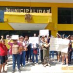 Comerciantes del mercado minorista Las Capullanas exigen una solución al cierre de accesos. Foto: Walac Noticias.