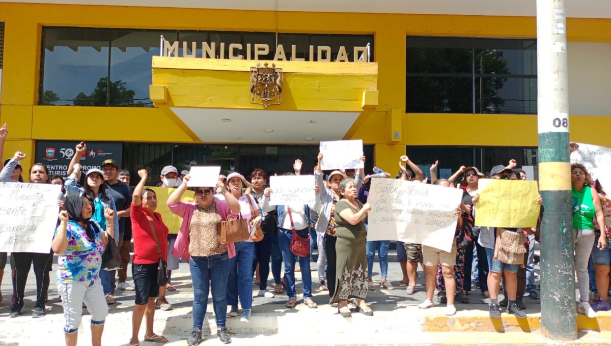 Comerciantes del mercado minorista Las Capullanas exigen una solución al cierre de accesos. Foto: Walac Noticias.