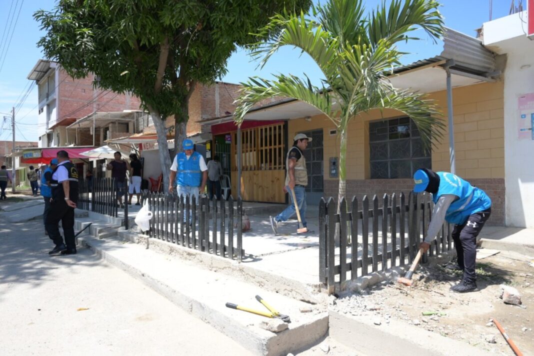 Comuna piurana demuele construcciones ilegales instaladas en espacios públicos. Foto: MPP.