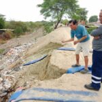 Castilla: vertimiento de aguas residuales al río Piura genera erosión el dique izquierdo cuyos trabajos no son recepcionados. Foto: Walac Noticias.