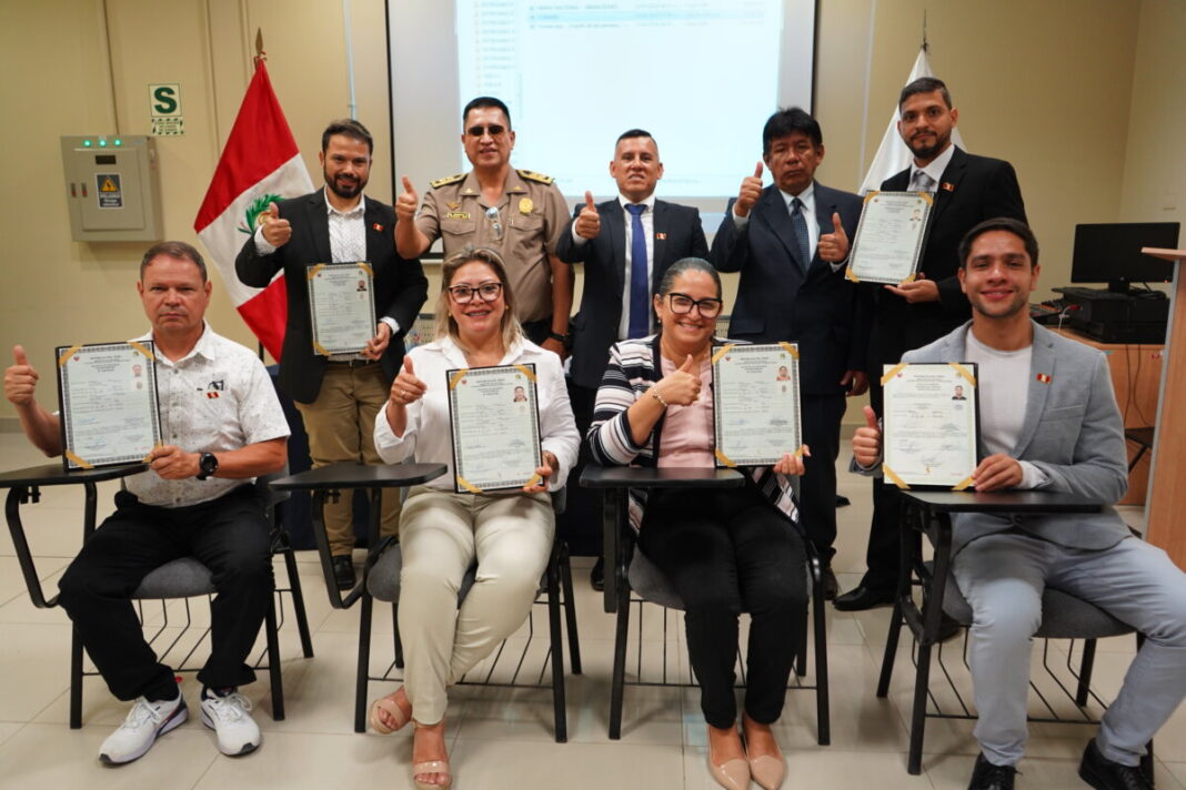 Seis extranjeros obtienen nacionalidad peruana en medio de emotiva ceremonia. Foto: Migraciones.
