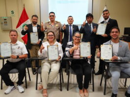 Seis extranjeros obtienen nacionalidad peruana en medio de emotiva ceremonia. Foto: Migraciones.