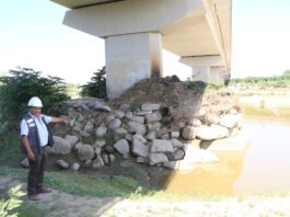 Especialistas advierten riesgos de socavación en uno de los pilares del puente Independencia. Foto: PECHP.