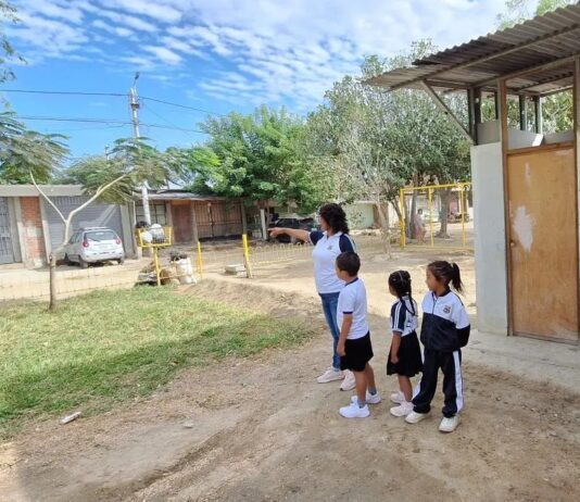 Más de 100 alumnos utilizan baño de vecino ante falta de agua en colegio de VDO. Foto: RPP.