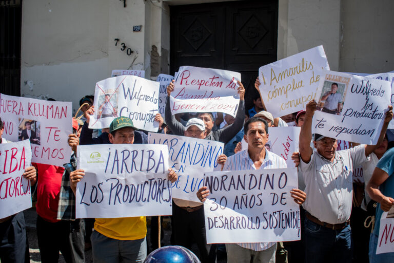 Socios y delegados de la Cooperativa Agraria Norandino protestan en defensa de su estabilidad