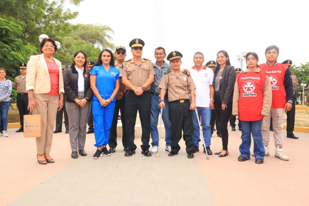 Adolescente símbolo de la Teletón es reconocido como miembro Honorífico de la PNP