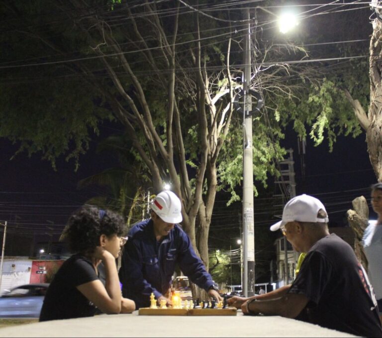 Enosa instala luminarias LED en la Plaza de Ajedrez “Vicente Flores” de Talara