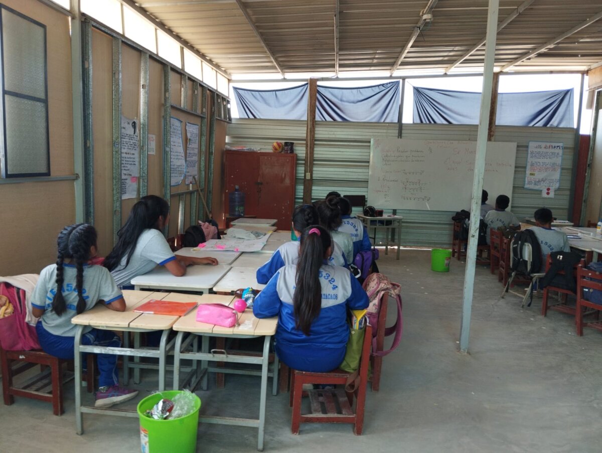 Catacaos: Alumnos de secundaria de la I.E. 15324 estudian en aulas hechas por los padres de familia