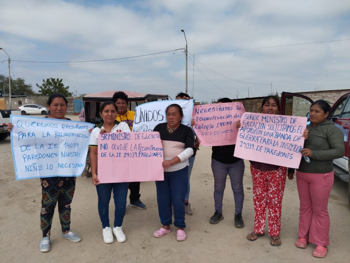 Catacaos: Padres de familia del C.P. Paredones exigen la reconstrucción de dos colegios para más de 258 alumnos Catacaos: Padres de familia del C.P. Paredones exigen la reconstrucción de dos colegios para más de 258 alumnos