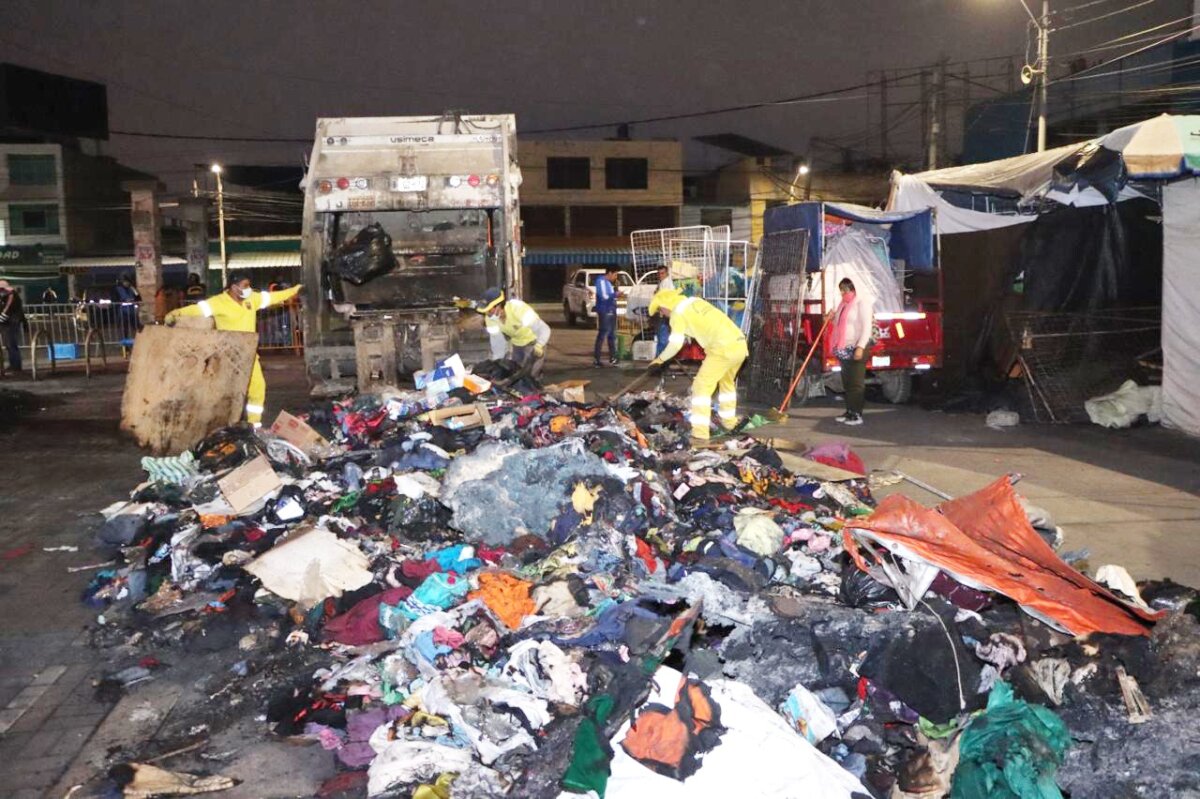 Continúan realizando operativos para evitar el retorno de vendedores ambulantes en el mercado de Piura Continúan realizando operativos para evitar el retorno de ambulantes en el mercado de Piura