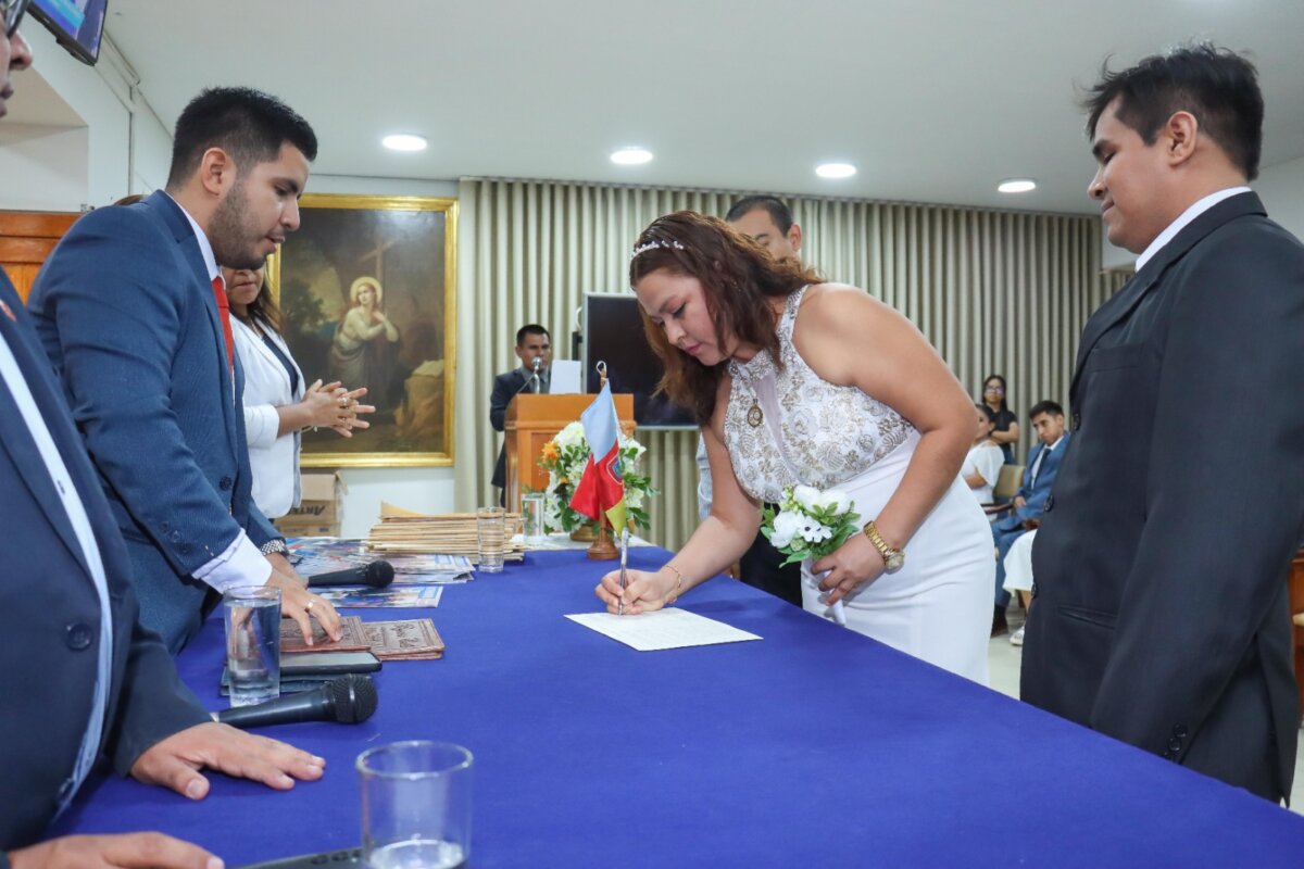 Día de la Madre 30 parejas se casan en boda civil comunitario