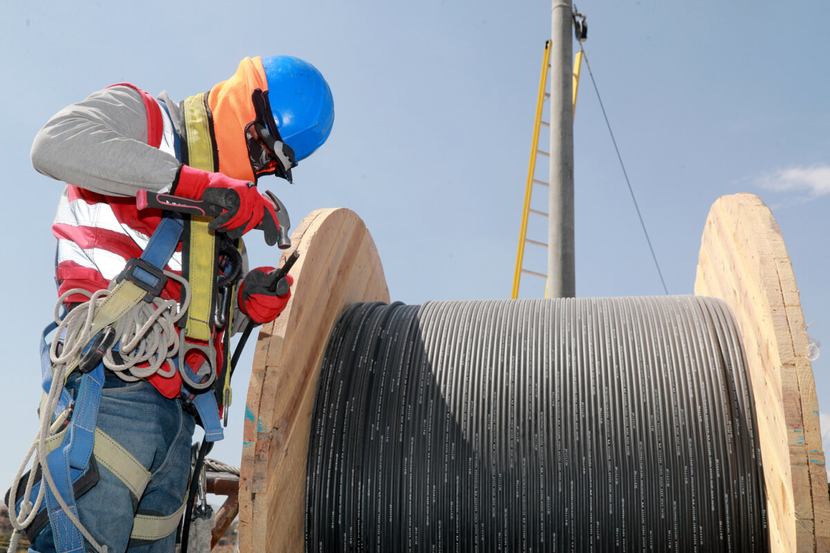 Día de las Telecomunicaciones: problemas de acceso a la infraestructura existente y trámites municipales son los principales obstáculos para el avance de fibra óptica en el país