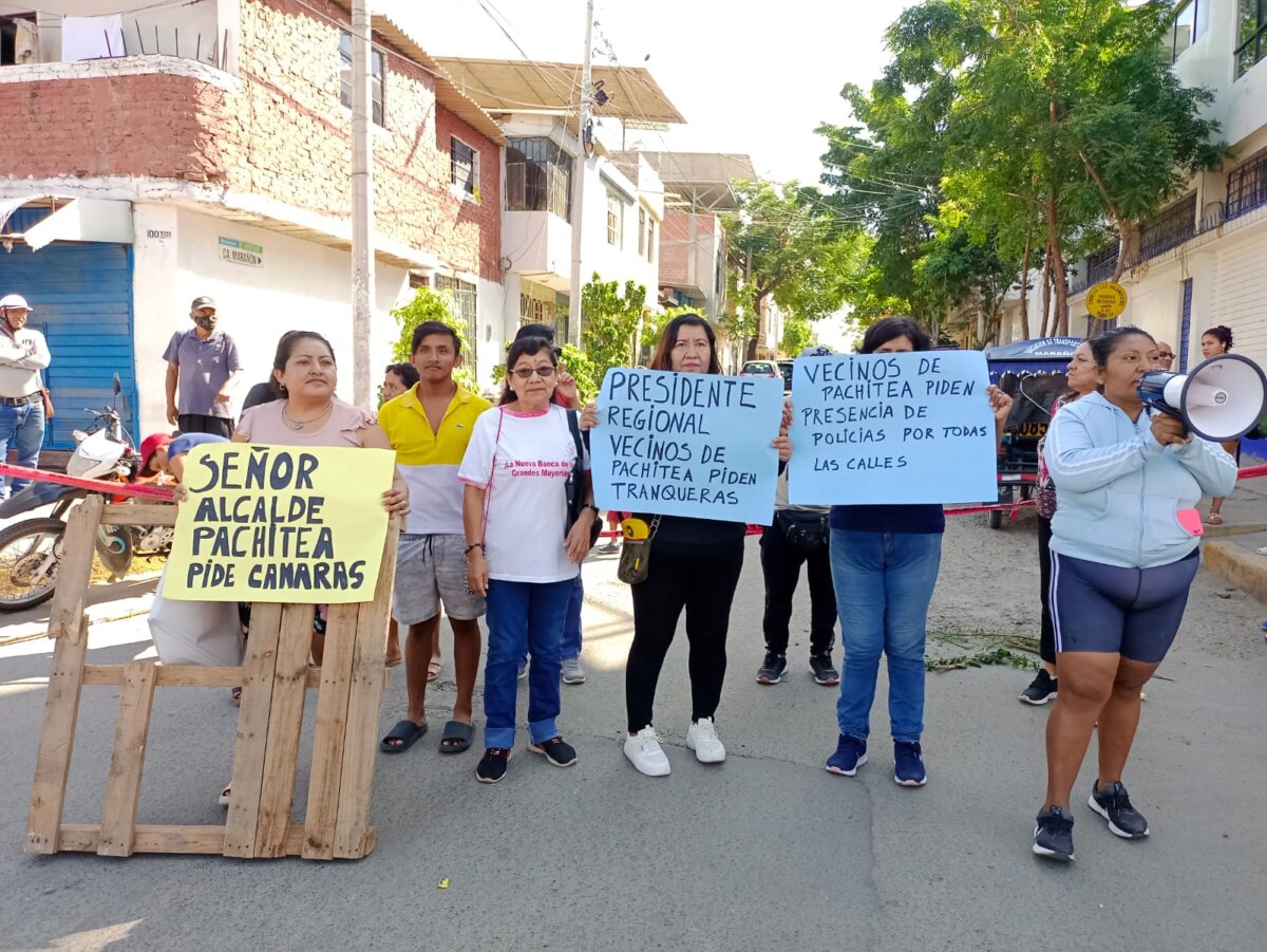 Piura: vecinos del A.H. Pachitea protestan ante la ola de inseguridad que viven. Foto: Walac Noticias.