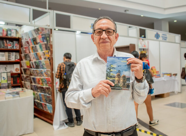 Poeta ayabaquino Andrés Carrión presenta su libro “Más allá del silencio” en la II Feria del Libro de Piura