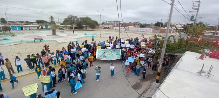 Sechura: Padres de familia protestan por demoras en las obras de reconstrucción de la I.E. San Cristo