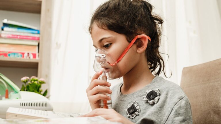 Crisis asmática: ¿cómo evitarla en niños y adolescentes durante temporadas frías?