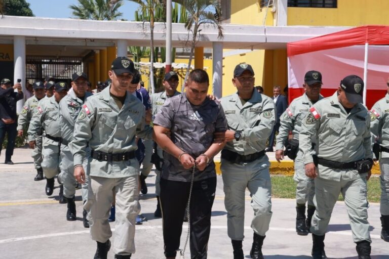 13 reos de alta peligrosidad del penal de Piura son "lanchados" a otros centros penitenciarios del país. Foto: Minjus.