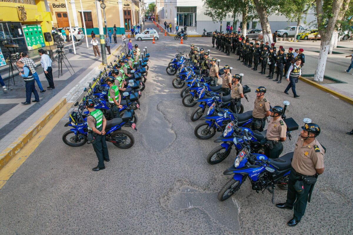 Comuna piurana entrega 20 motocicletas a la Policía Nacional del Perú. Foto: MPP.